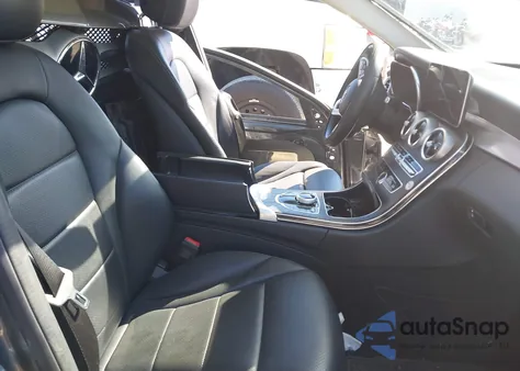 2019 Mercedes-Benz C 300 z USA, uszkodzony, nr VIN 55SWF8DB6KU308084